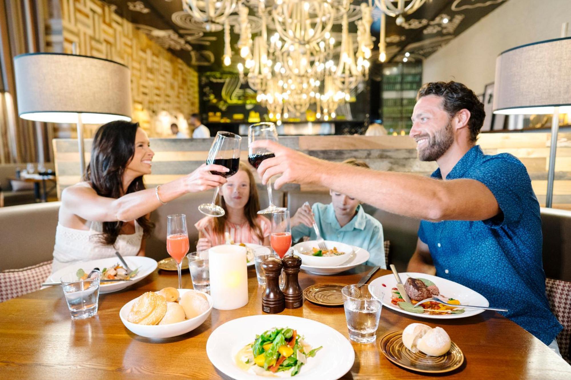 Nickelodeon Hotels & Resorts Пунта Кана Екстериор снимка A group of friends dining together